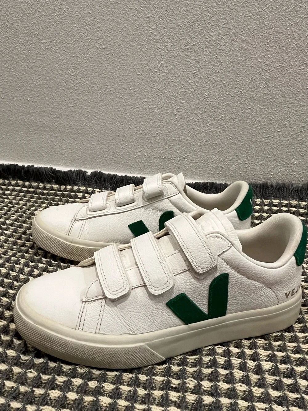 Veja Recife Leather White and green